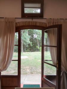 eine offene Tür mit Blick auf einen Hof in der Unterkunft TUSCANY EASY HOLIDAYS in Capannoli