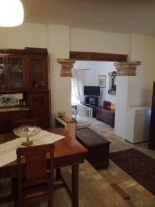 uma sala de estar com uma mesa e uma cozinha em TUSCANY EASY HOLIDAYS em Capannoli