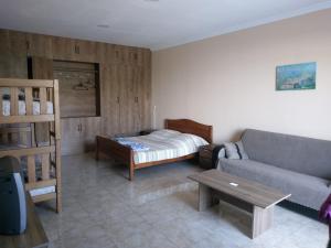 un soggiorno con divano e letto di Guest House Vista a Sighnaghi
