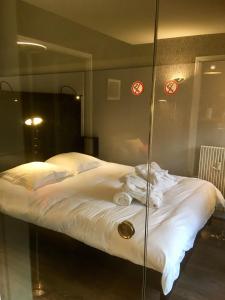 a bedroom with a bed with a glass wall at Superbe appartement contemporain in Le Touquet-Paris-Plage