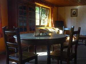 Habitación con mesa, sillas y sofá en L'Autre Temps en Léglise