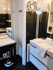 a bathroom with a sink and a mirror at Superbe appartement contemporain in Le Touquet-Paris-Plage