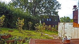 a garden with flowers and a wooden fence at Apartment-Pension Im Eichenweg in Waldachtal
