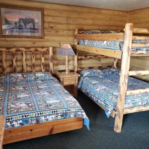 Bunk bed o mga bunk bed sa kuwarto sa Wolf Den Log Cabin Motel and RV Park