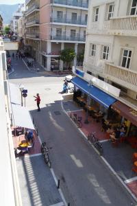 an empty street with tables and chairs in a city at Central Mark-Δωμάτια Διαμερίσματος in Volos