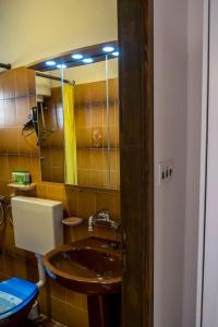 La salle de bains est pourvue d'un lavabo, de toilettes et d'un miroir. dans l'établissement Vacation house near sea & beaches with HEATED POOL & BBQ, à Orebić
