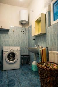 Kuchyňa alebo kuchynka v ubytovaní Vacation house near sea & beaches with HEATED POOL & BBQ