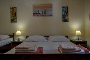 Posteľ alebo postele v izbe v ubytovaní Vacation house near sea & beaches with HEATED POOL & BBQ + 37 fotografií