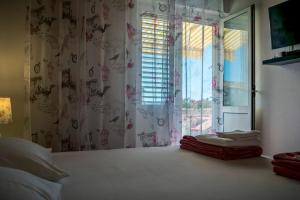 Posteľ alebo postele v izbe v ubytovaní Vacation house near sea & beaches with HEATED POOL & BBQ