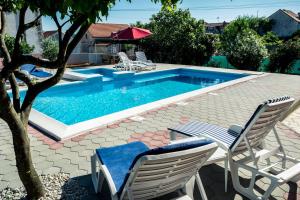 Bazén v ubytovaní Vacation house near sea & beaches with HEATED POOL & BBQ alebo v jeho blízkosti