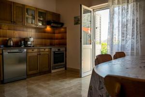 Kuchyňa alebo kuchynka v ubytovaní Vacation house near sea & beaches with HEATED POOL & BBQ