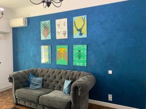 eine blaue Wand mit einem Sofa im Wohnzimmer in der Unterkunft Квартира Титова 12 in Dnipro