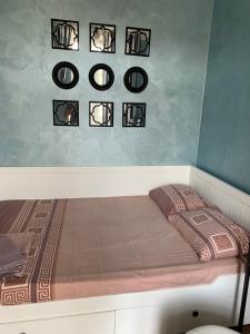 ein Schlafzimmer mit einem Bett mit vier Spiegeln an der Wand in der Unterkunft Квартира Титова 12 in Dnipro