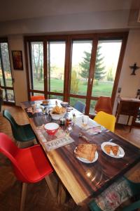 - une table en bois avec de la nourriture dans l'établissement Chambres d'hôtes Domaine des Iris, à Anould