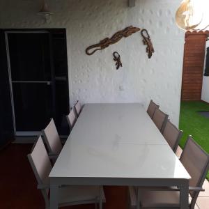 マスパロマスにあるCa Martina Sonora Golfの白いテーブルと椅子