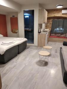 una camera d'albergo con letto e cucina di Chios City Inn a Chio (Chios)