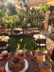 Tropea Casa Scirocco في تروبيا: طاولة عليها دونات كبيرة