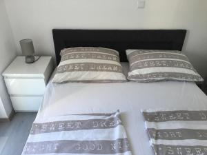 Posteľ alebo postele v izbe v ubytovaní Apartmani Eden Vrsi Mulo