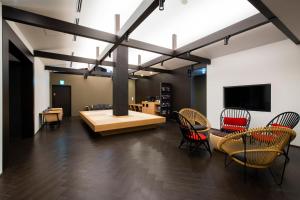 TV a/nebo společenská místnost v ubytování FIRSTCABIN Kyoto Nijojo