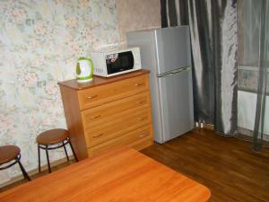 モスクワにあるアパートメンツ ルサコフスカヤ 1のキッチン(電子レンジ、冷蔵庫付)