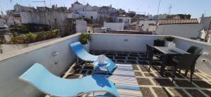 une chaise bleue et une table sur un balcon dans l'établissement Casa Carmela, à Ceglie Messapica