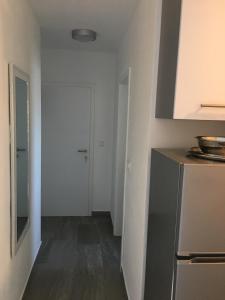 Kuchyňa alebo kuchynka v ubytovaní Apartmani Eden Vrsi Mulo