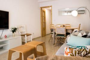 - un salon avec un canapé et une salle à manger dans l'établissement Puerta a la Mezquita, à Cordoue