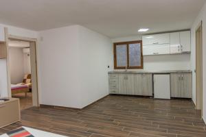 Η κουζίνα ή μικρή κουζίνα στο Leonida Resort