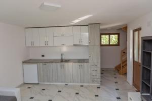Η κουζίνα ή μικρή κουζίνα στο Leonida Resort