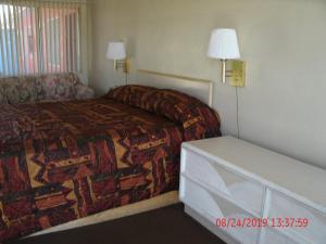Voodi või voodid majutusasutuse Safari Motor Inn - Joshua Tree toas