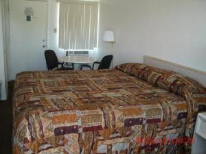 Voodi või voodid majutusasutuse Safari Motor Inn - Joshua Tree toas