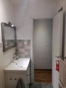 a bathroom with a sink and a mirror at La casa di Gigioz in Sestri Levante