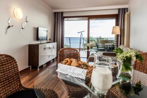 a living room with a table with a basket of bread at Hotel Dom Zdrojowy Prywatny Apartament 359 Lazurowa Gondola in Jastarnia