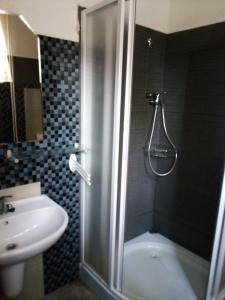 uma casa de banho com um chuveiro, um WC e um lavatório. em Penzion Vysehrad em Cesky Krumlov