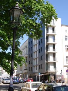 una luz de la calle en una calle de la ciudad con coches en Karlito Apartmenthaus en Berlín