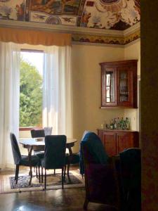 a dining room with a table and chairs and a window at B&B Il Gianduia in Lucignano