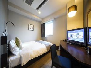 Кровать или кровати в номере Meitetsu Inn Nagoya Sakuradori