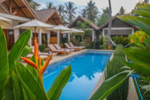 Cozy Cottages Lombok في سينغيغي: فيلا بمسبح ومنتجع
