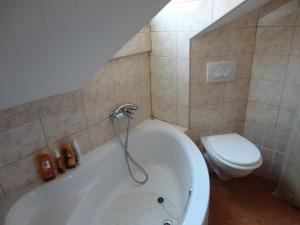 Koupelna v ubytování Apartment Gliha + 18 fotografií