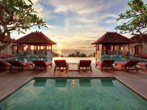 Kolam renang di atau dekat dengan Mercure Kuta Bali