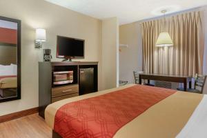 Ein Bett oder Betten in einem Zimmer der Unterkunft Econo Lodge