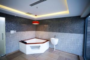 een badkamer met een toilet en een wastafel. bij Coventina Lake Suites in Dhaka