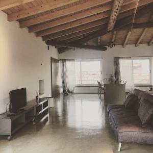 Una sala de estar con un sofá y un televisor. en BLoft Charme&Relax, en Bérgamo 10 fotos más