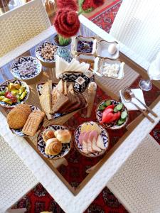 Breakfast options available to guests at Rasulboy Guest House
