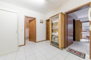 einen Flur mit einer Tür zum Esszimmer in der Unterkunft Private Apartment in Hannover