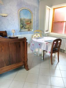 um quarto com uma mesa e cadeiras e um espelho em Chambre d'hôtes Esterelle em Pernes-les-Fontaines