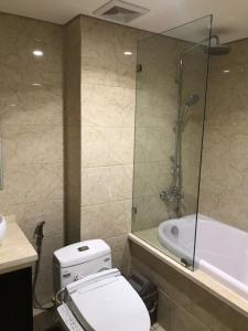 een badkamer met een toilet, een douche en een bad bij Hanoi Monaco Building 801 in Hanoi