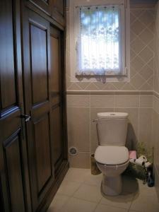 a bathroom with a toilet and a window at Chambre d'hôtes Esterelle in Pernes-les-Fontaines