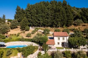 - une vue extérieure sur une maison et une piscine dans l'établissement Vrisali Traditional Stone Villa, à Yerolákkos