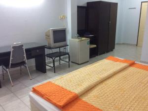 Ban Bo Nam的住宿－TKC condo，一间卧室配有一张床、一张桌子和一台电脑